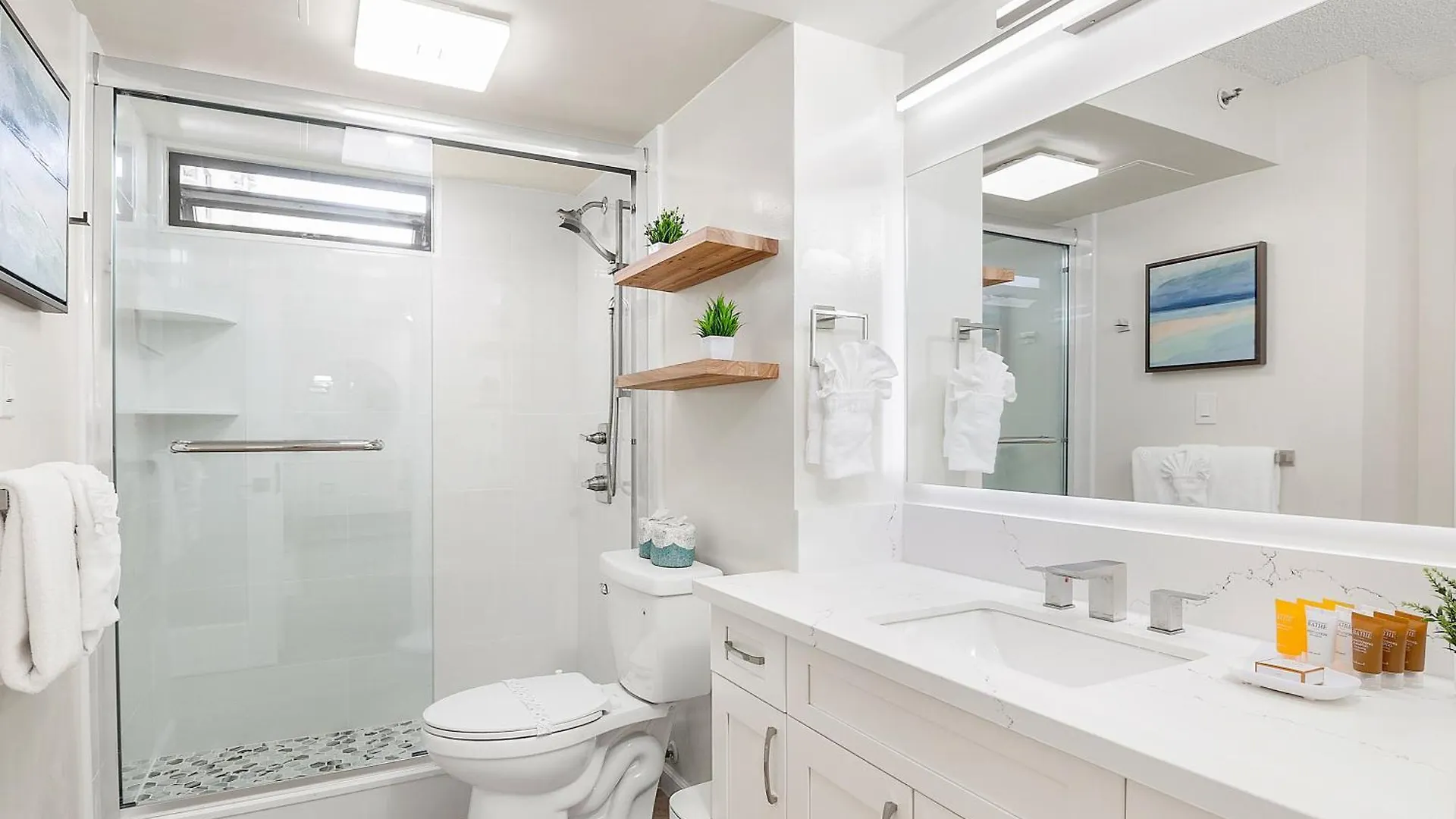 Newly Renovated ,1 Block To Waikiki Beach, Free Parking Honolulu Apartment