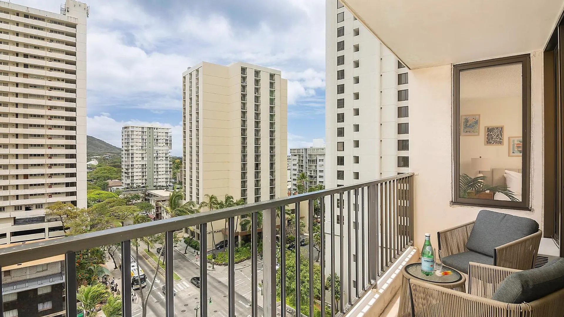 Apartment Newly Renovated ,1 Block To Waikiki Beach, Free Parking Honolulu United States