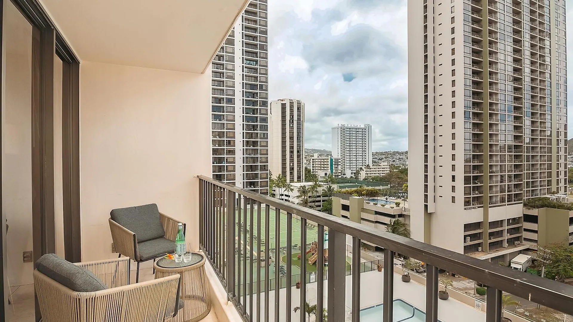 Apartment Newly Renovated ,1 Block To Waikiki Beach, Free Parking Honolulu