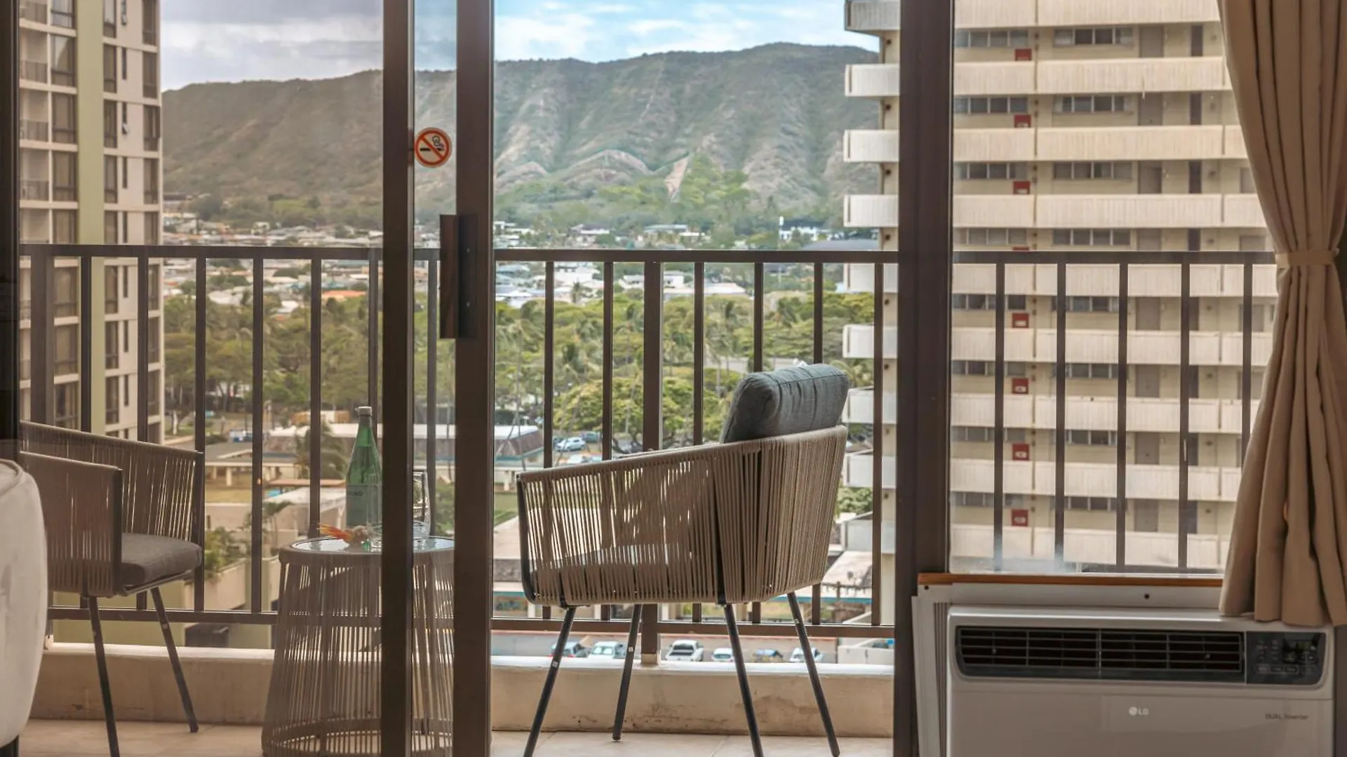 Newly Renovated ,1 Block To Waikiki Beach, Free Parking Honolulu